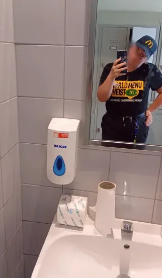 Pia, 24