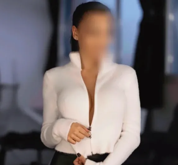 Viktoria, 29