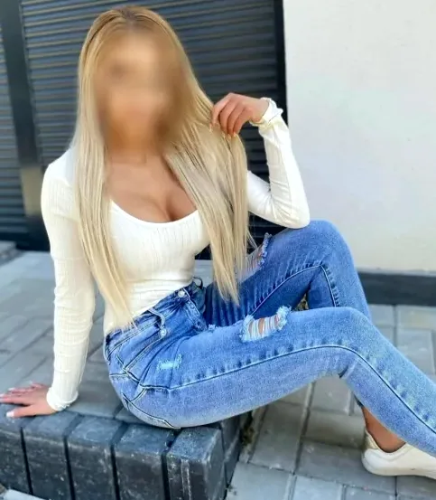 Viktoria, 32